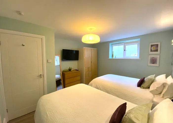 The Garden Apartment, Near Airport & City
